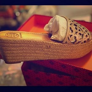 EUC tory Burch gold wedge sandle